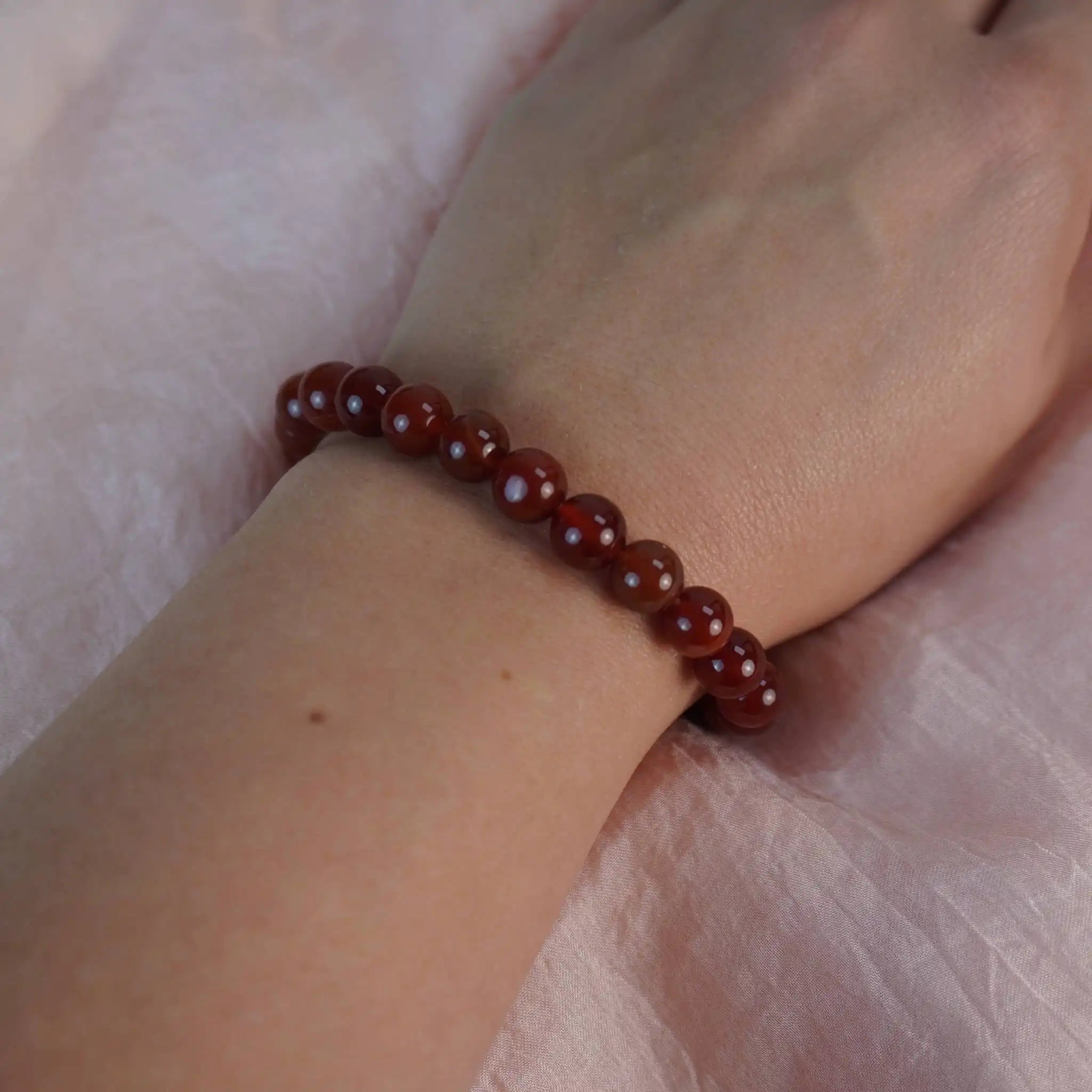 Karneol Kugelarmband getragen am Handgelenk