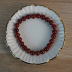 Karneol Kugelarmband auf weißer Porzellanschale