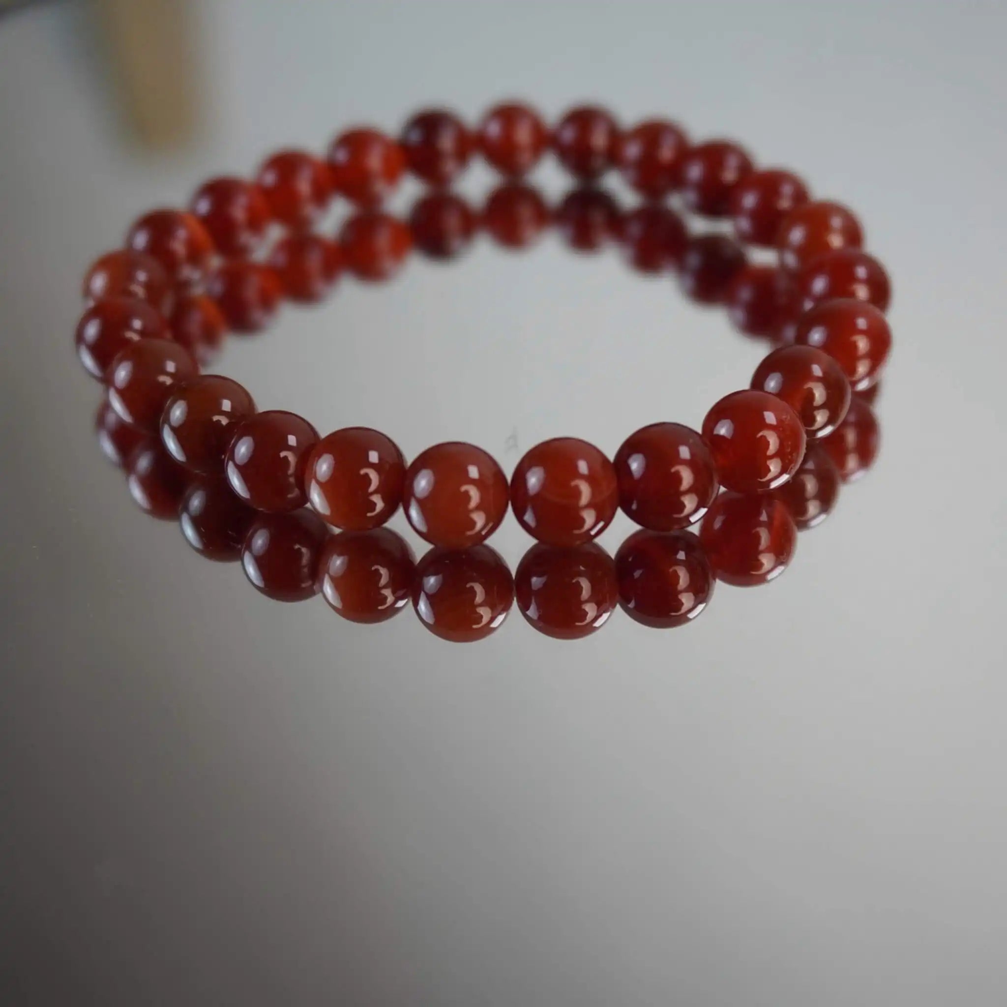 Karneol Kugelarmband auf Spiegel dekoriert