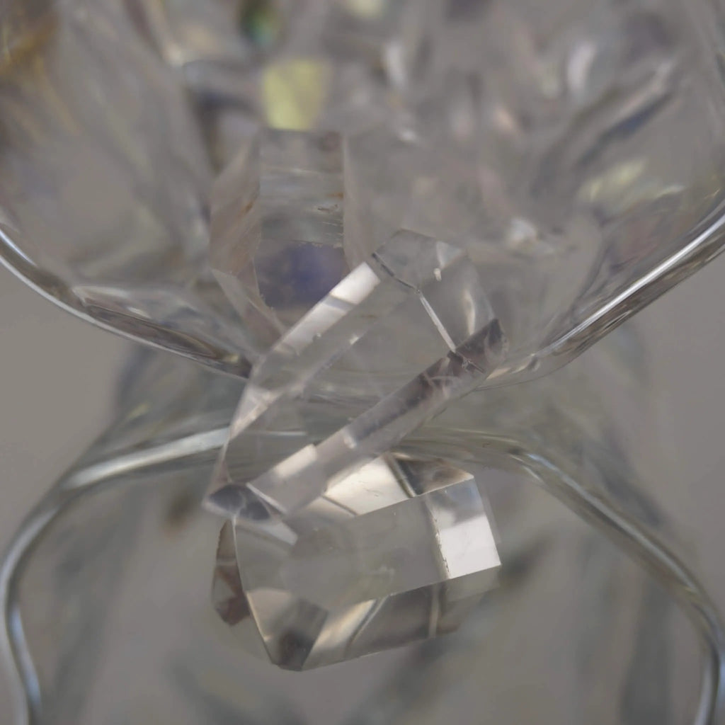 Mehrere klare Bergkristall Spitzen ineinander geschichtet in einer Glasschale