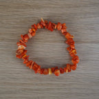 Koralit Splitterarmband auf hellem Holztisch