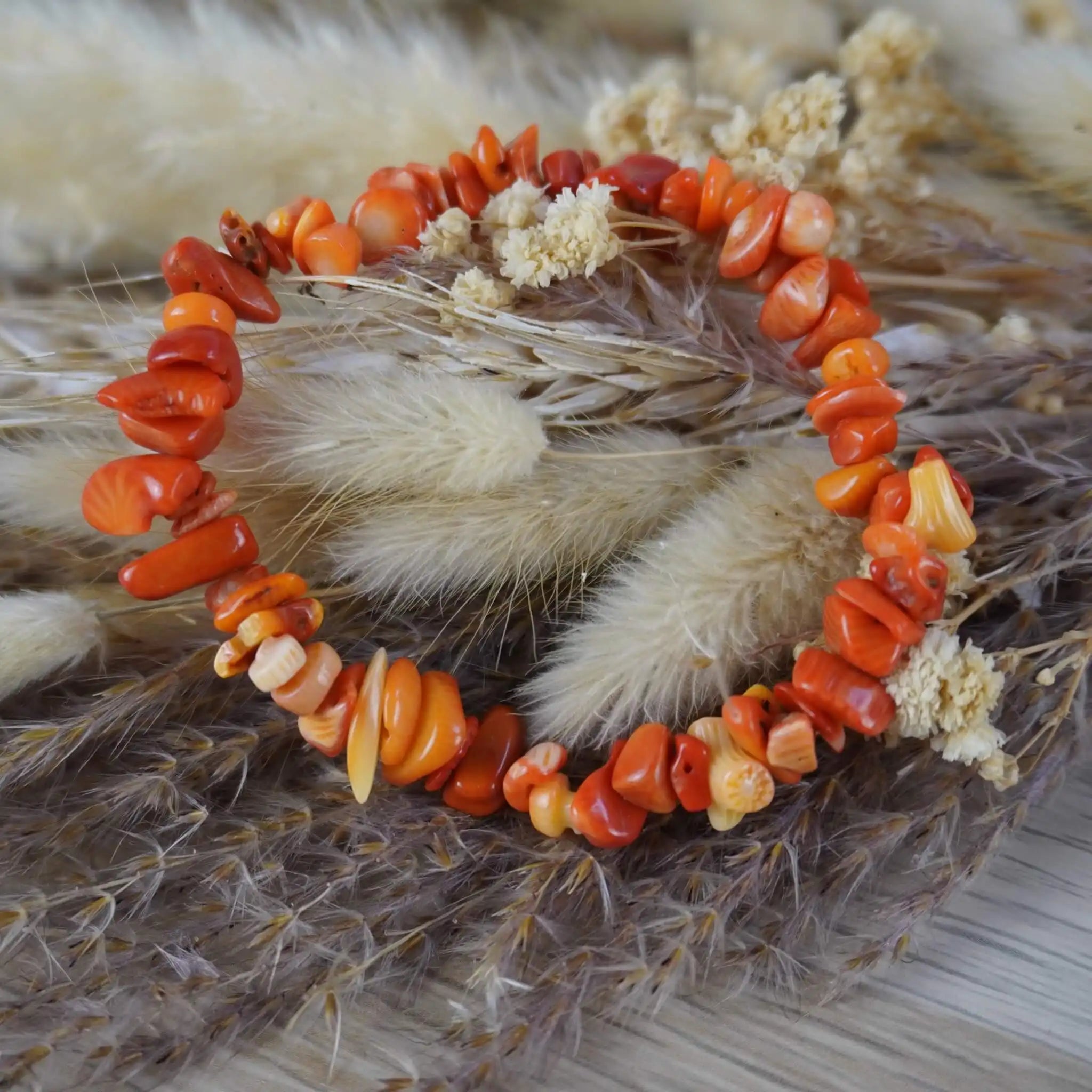 Koralit Splitterarmband im Naturarrangement mit Getreide und Trockenblumen