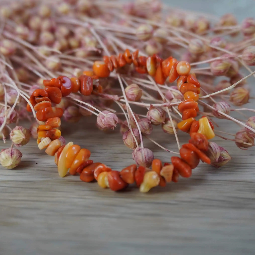 Koralit Splitterarmband dekoriert mit rosa Trockenblumen