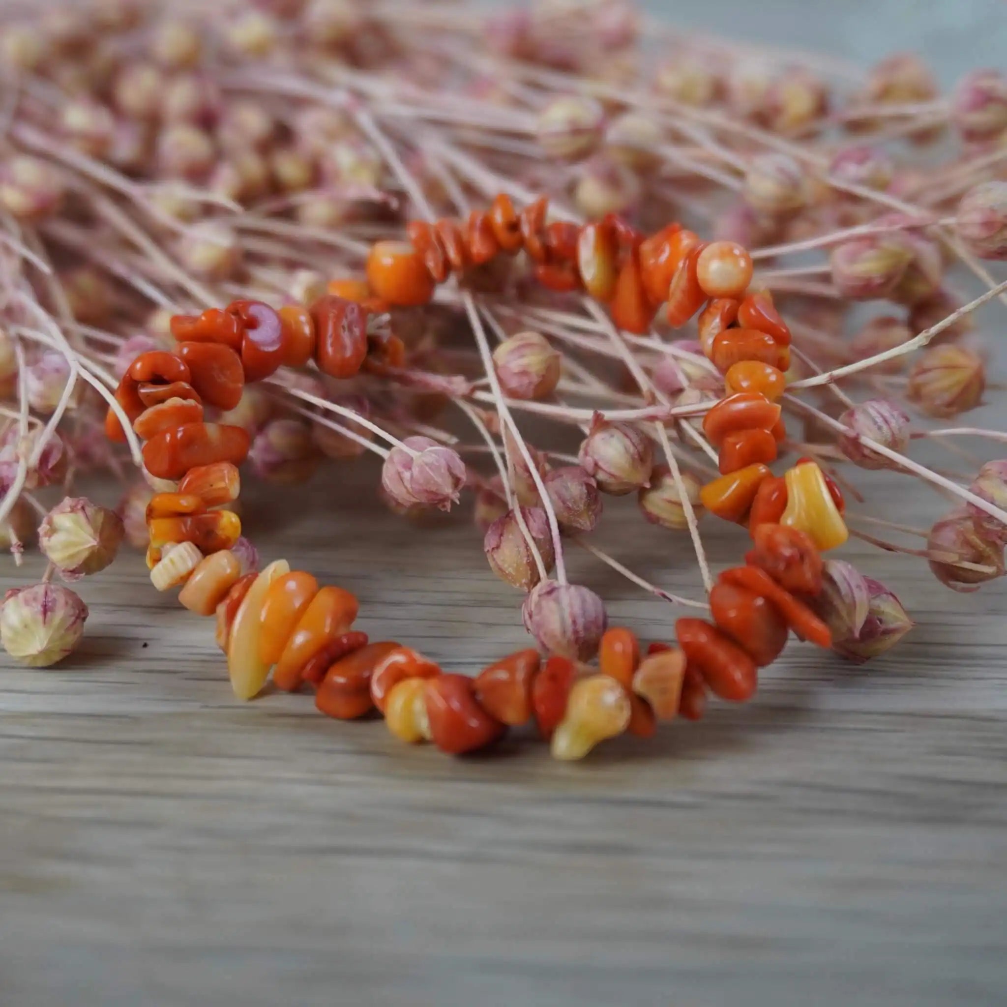 Koralit Splitterarmband dekoriert mit rosa Trockenblumen
