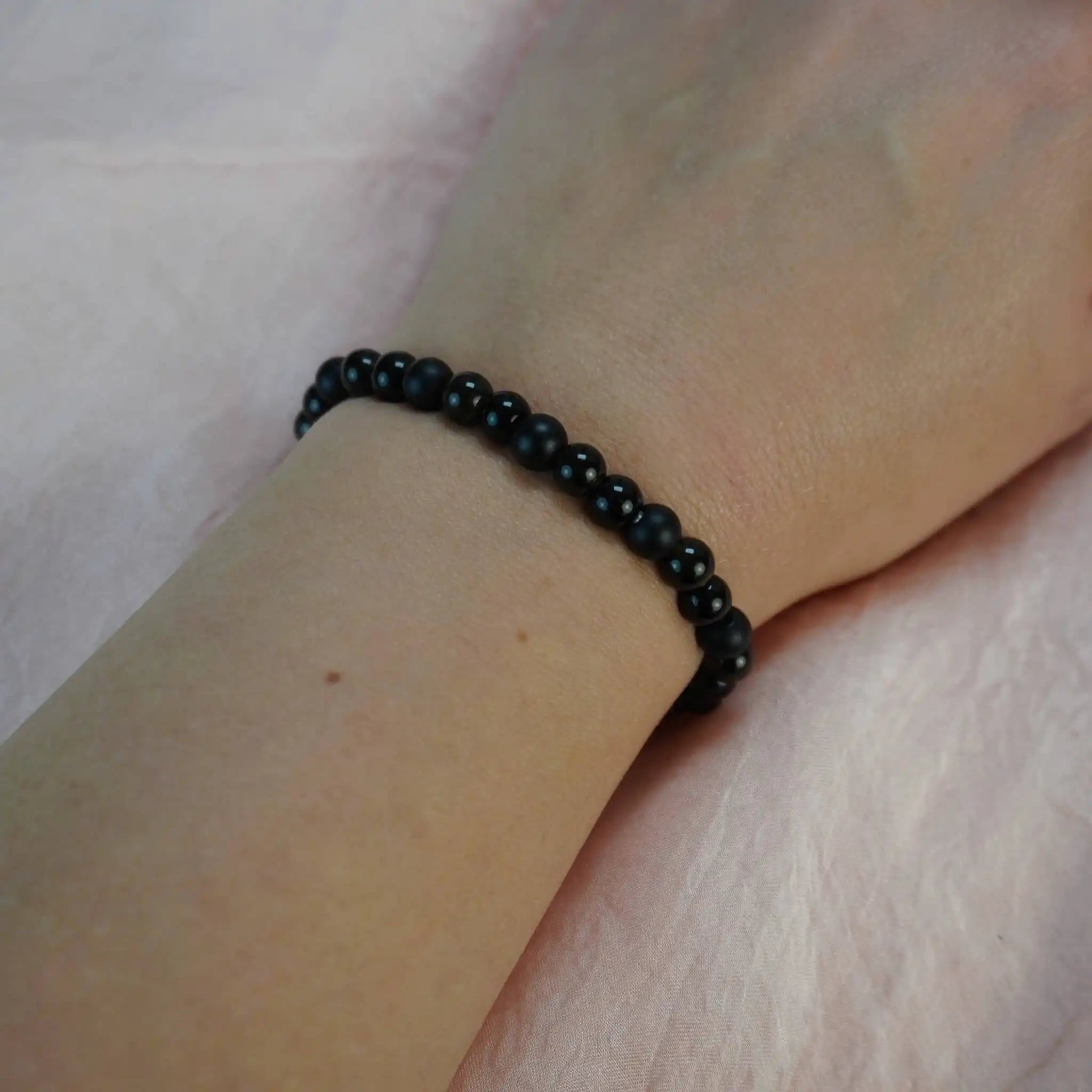 Elegantes Kugelarmband aus Onyx, Obsidian und Turmalin am Handgelenk getragen