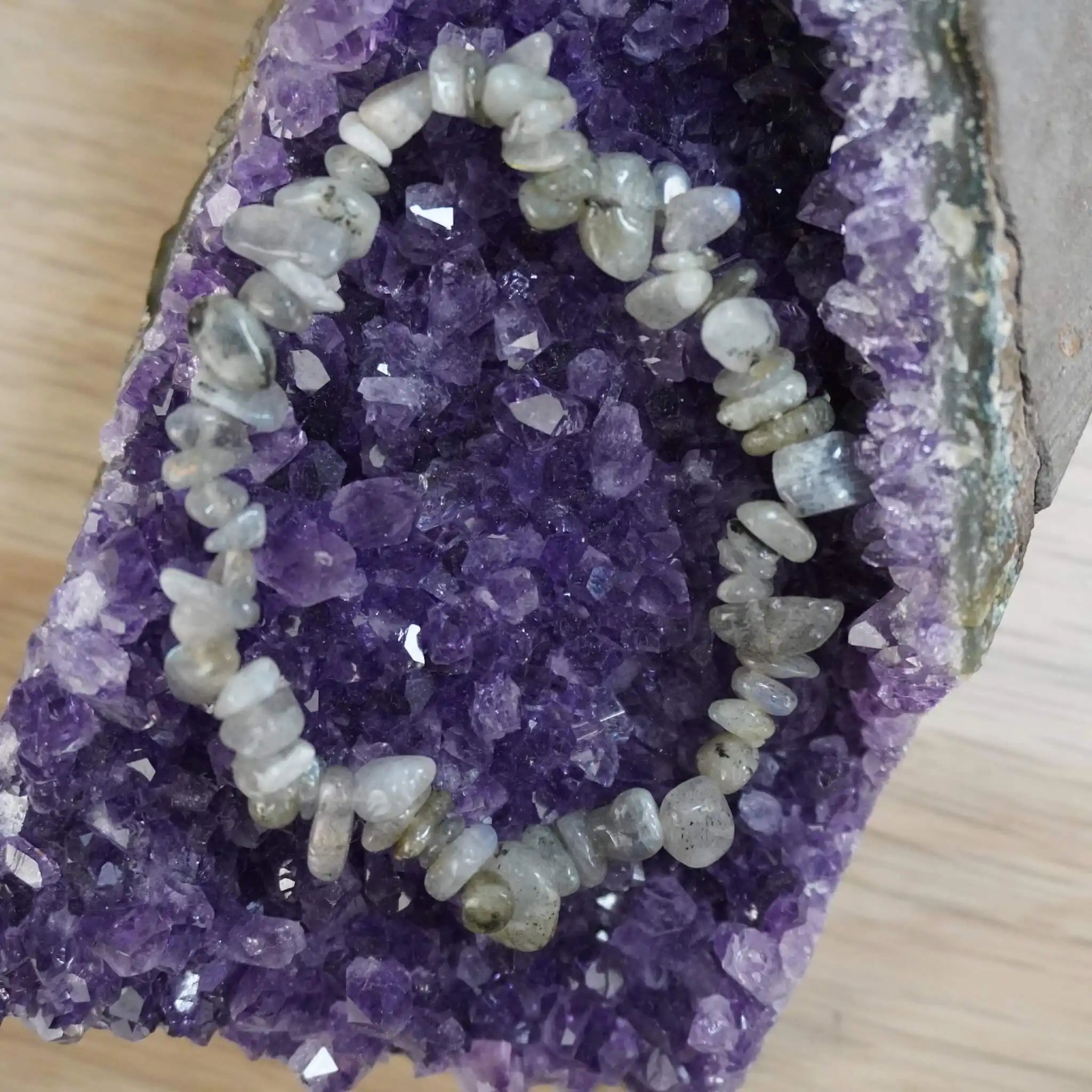 Labradorit Splitterarmband auf violettem Amethyst Kristall