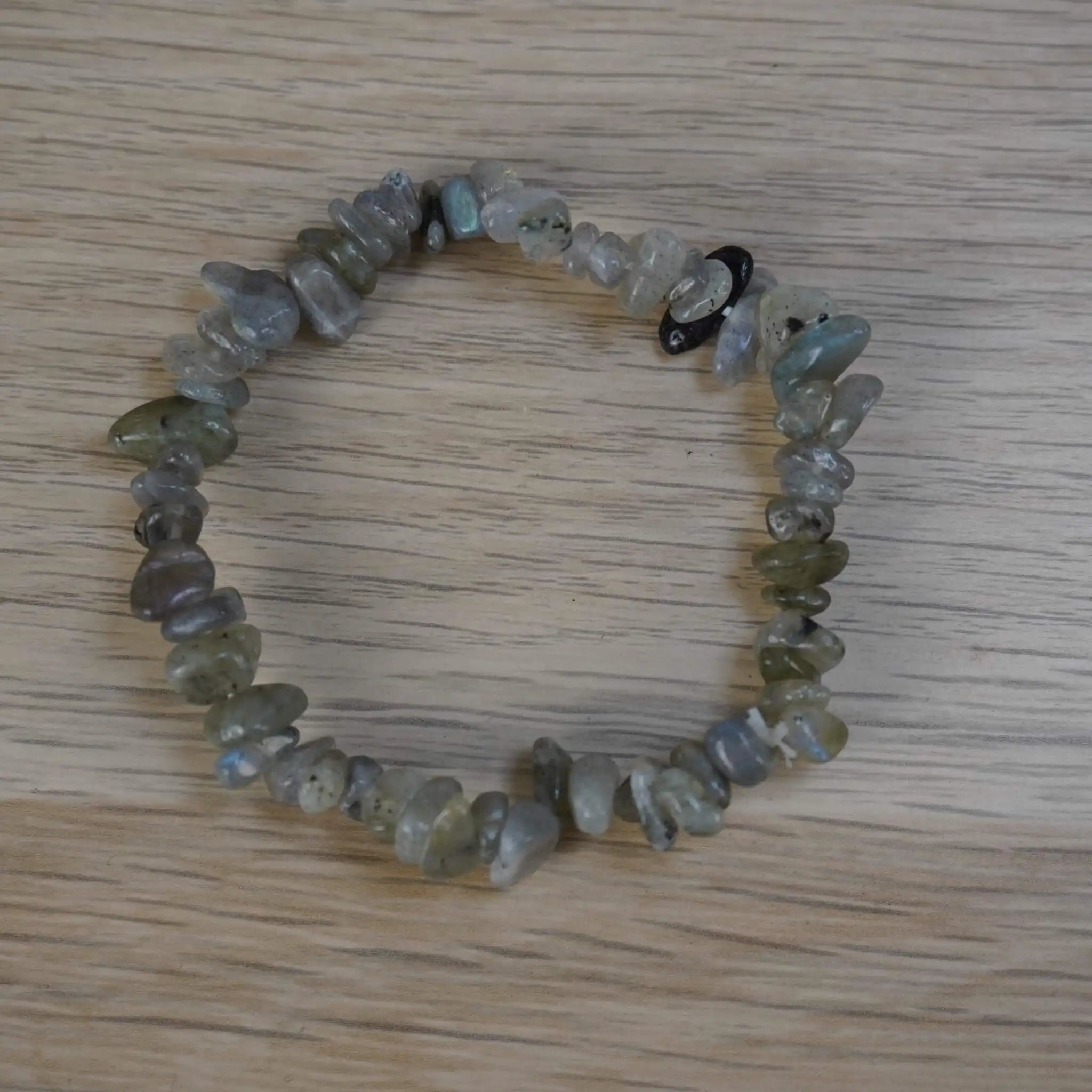 Labradorit Splitterarmband auf hellem Holztisch