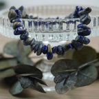 Lapislazuli‑Splitterarmband edel in Szene gesetzt auf Glas-Schale mit Eukalyptus