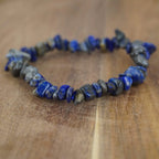 Lapislazuli‑Splitterarmband auf rustikaler Holzoberfläche