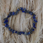 Lapislazuli‑Splitterarmband auf hellem Naturfaserdekor mit Struktur