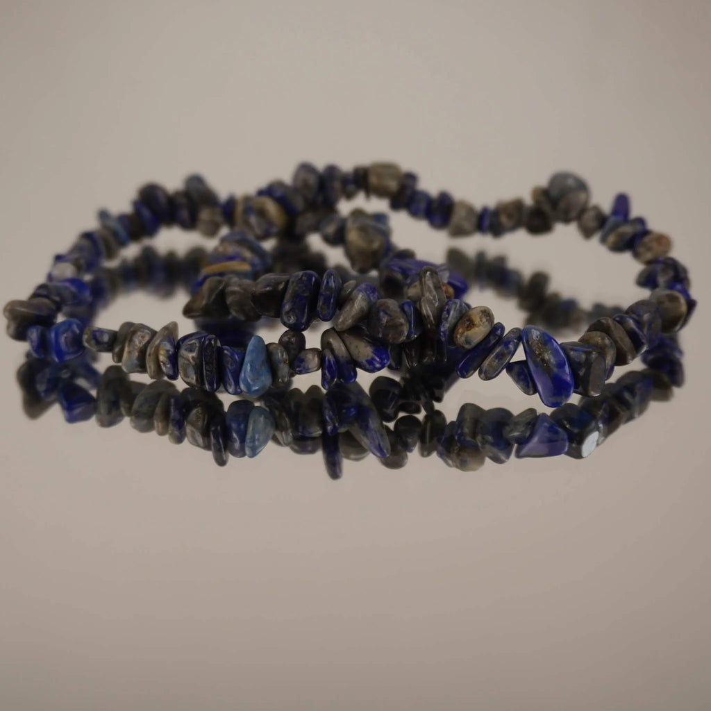 Lapislazuli‑Splitterarmband auf spiegelnder Fläche mit eleganter Reflexion