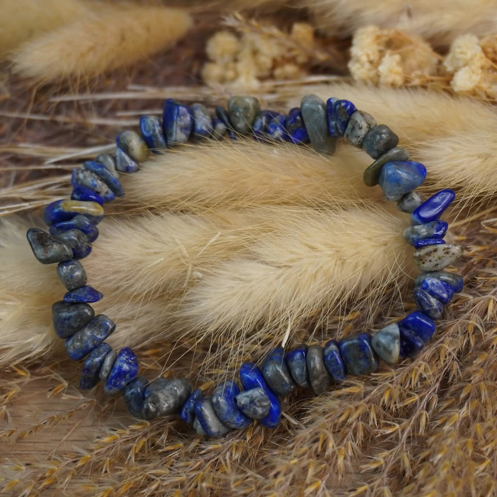 Lapislazuli‑Splitterarmband auf beigen Trockenblumen im Boho-Stil