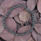 Lavastein Kugelarmband auf violett-braunen Blättern modern präsentiert