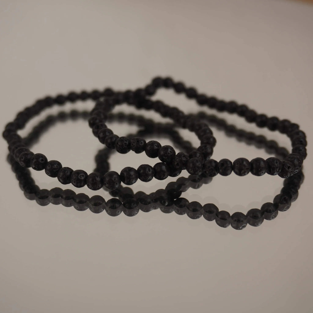 Lavastein Kugelarmband auf spiegelnder Fläche mit feiner Reflexion