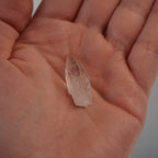 Kleine lemurianische Quarz Spitze in der Hand zur Größenansicht