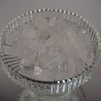 Viele lemurianische Quarz Spitzen in gläserner Schale arrangiert