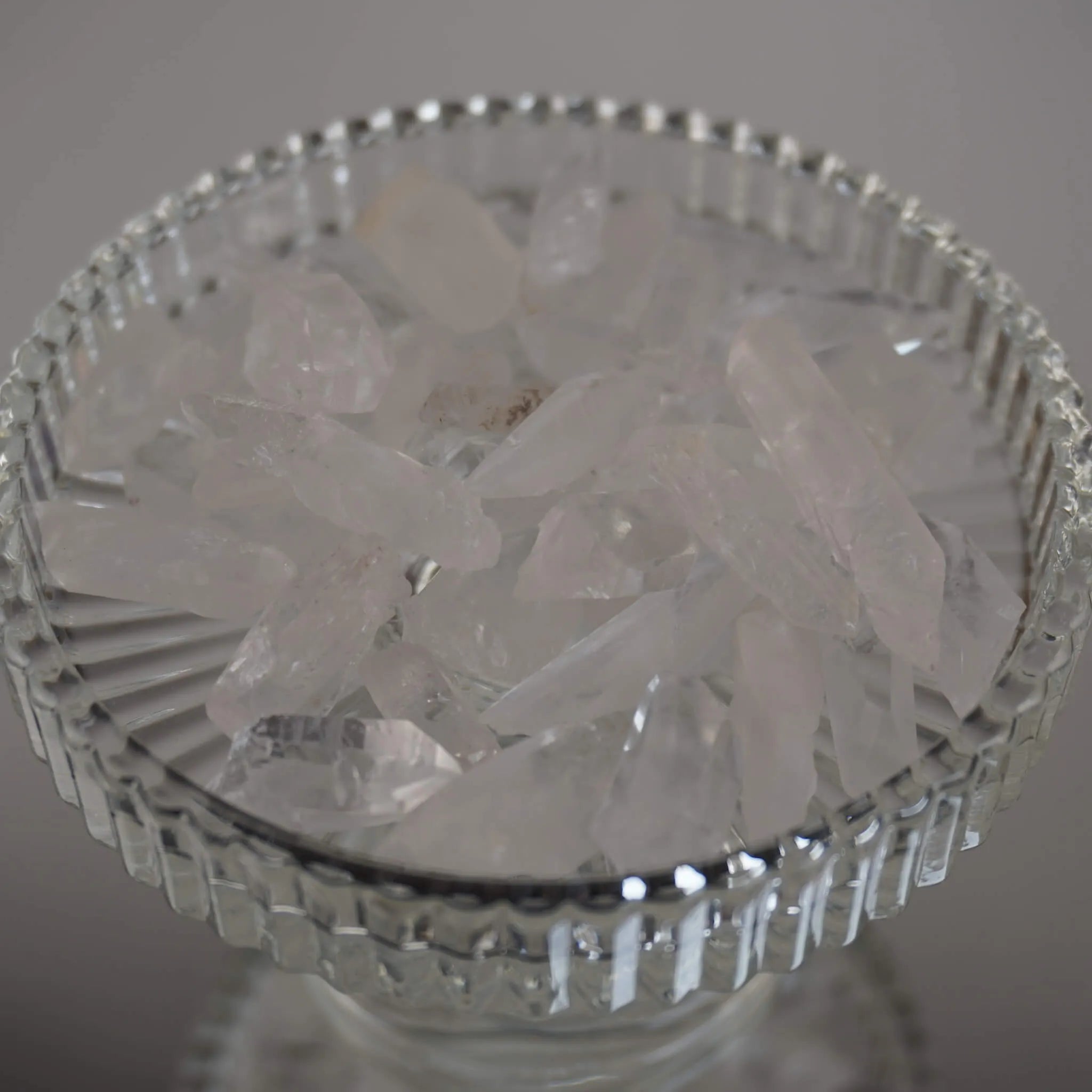 Viele lemurianische Quarz Spitzen in gläserner Schale arrangiert