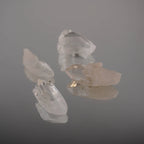 Vier lemurianische Quarz Spitzen mit Spiegelung auf glänzender Fläche