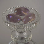 Drei Lila Angel Aura Trommelsteine in dekorativer Glasschale präsentiert