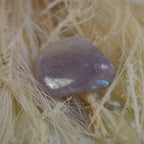 Lila Angel Aura Trommelstein auf Naturfaser mit blau-violettem Glanz