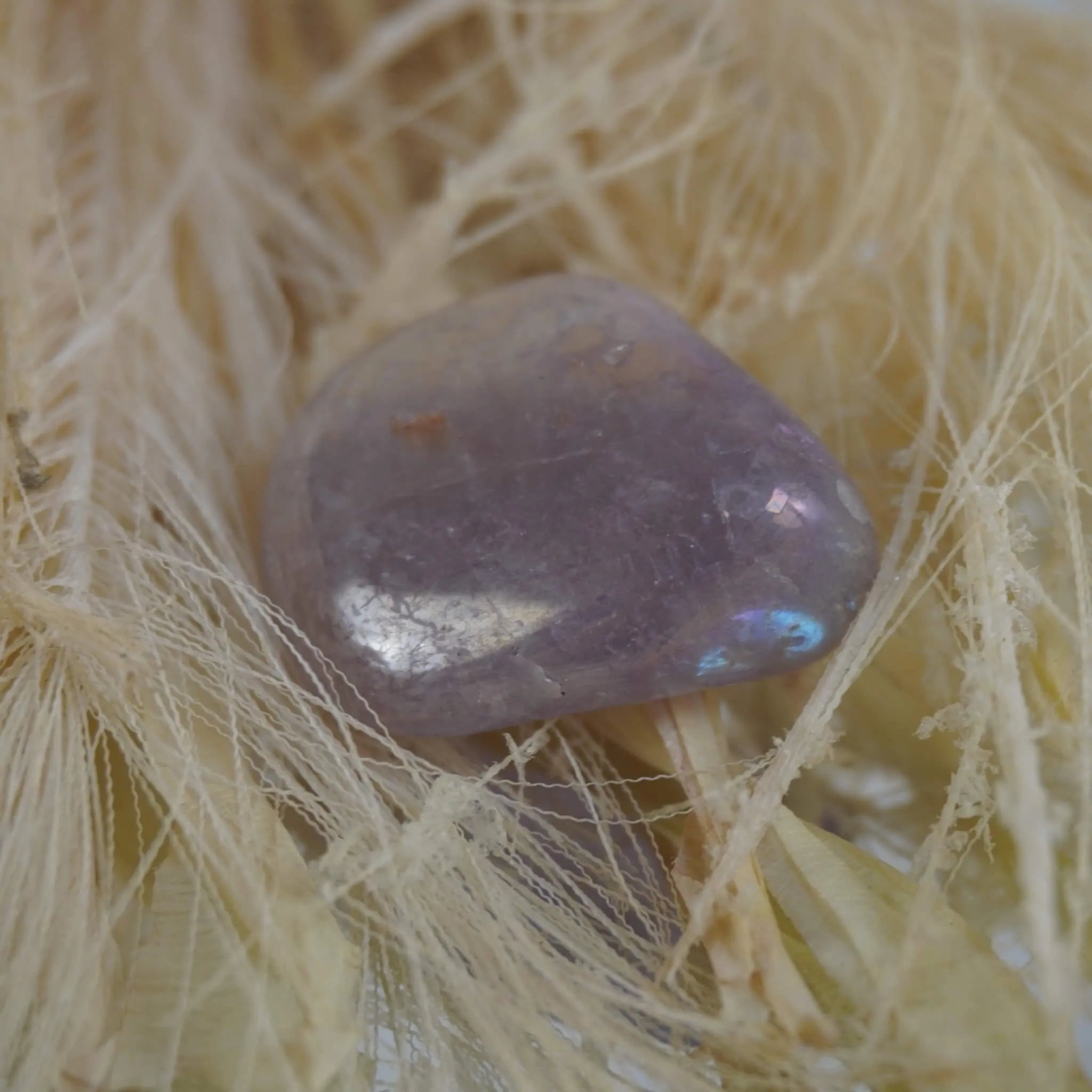 Lila Angel Aura Trommelstein auf Naturfaser mit blau-violettem Glanz