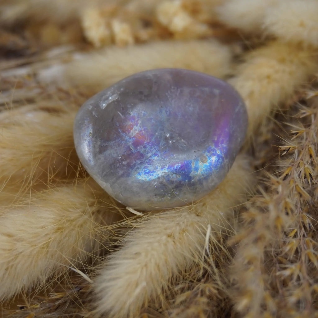Lila Angel Aura Trommelstein auf Naturfaser mit intensivem Regenbogeneffekt