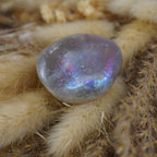 Lila Angel Aura Trommelstein auf Naturfaser mit intensivem Regenbogeneffekt