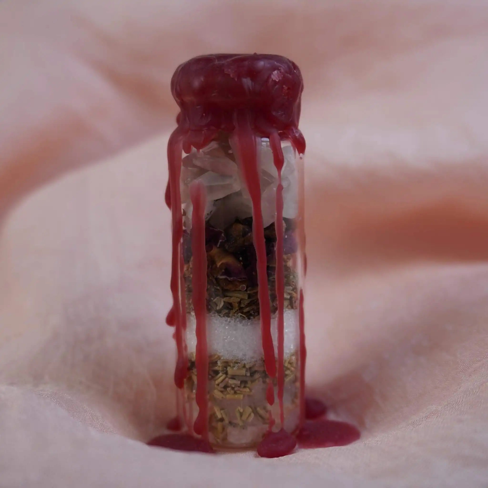 Handgefertigtes Love Spell Jar mit roten Wachs überzogen, gefüllt mit Kristallen und Kräutern