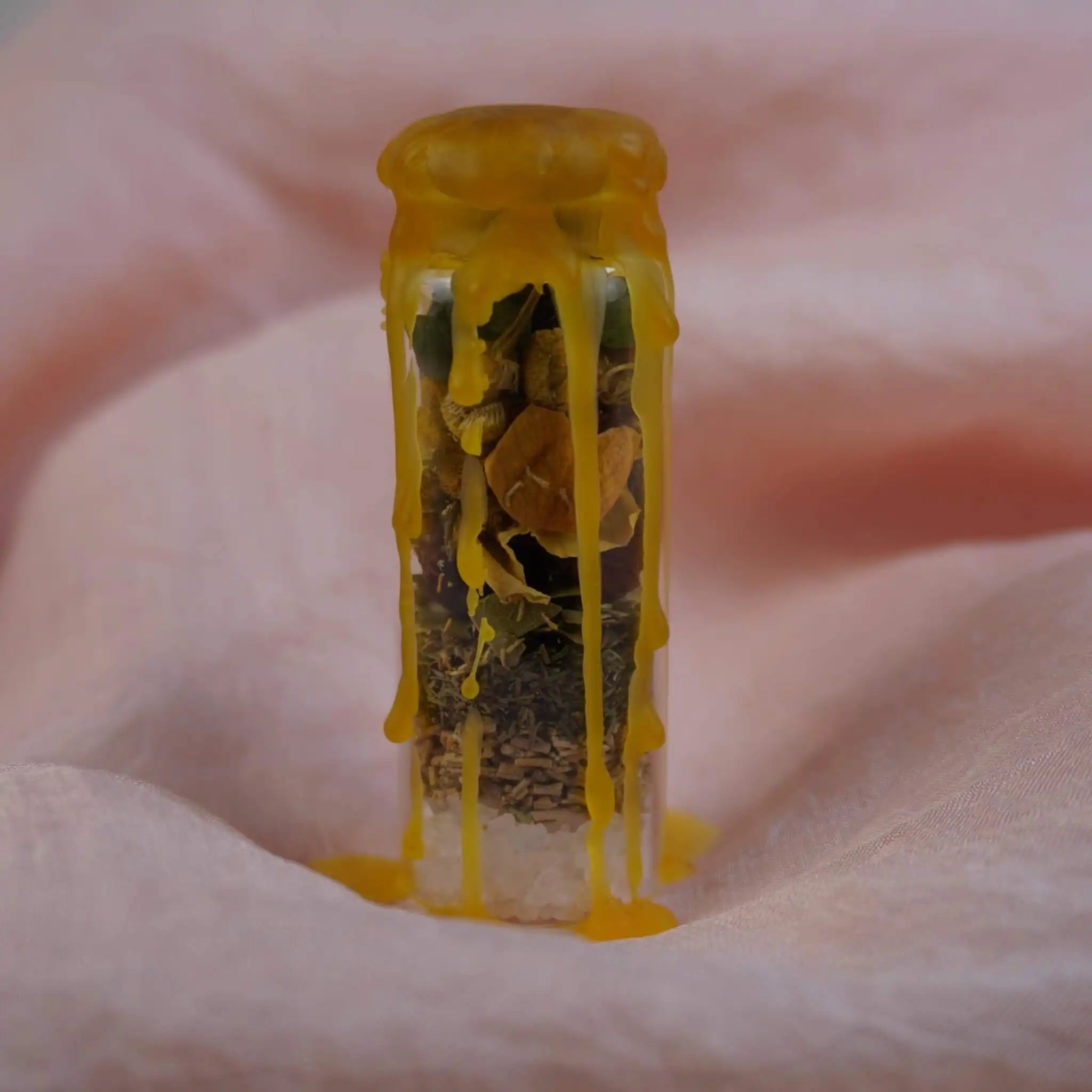 Handgefertigtes Luck Spell Jar mit gelben Wachs überzogen, gefüllt mit Kristallen und Kräutern