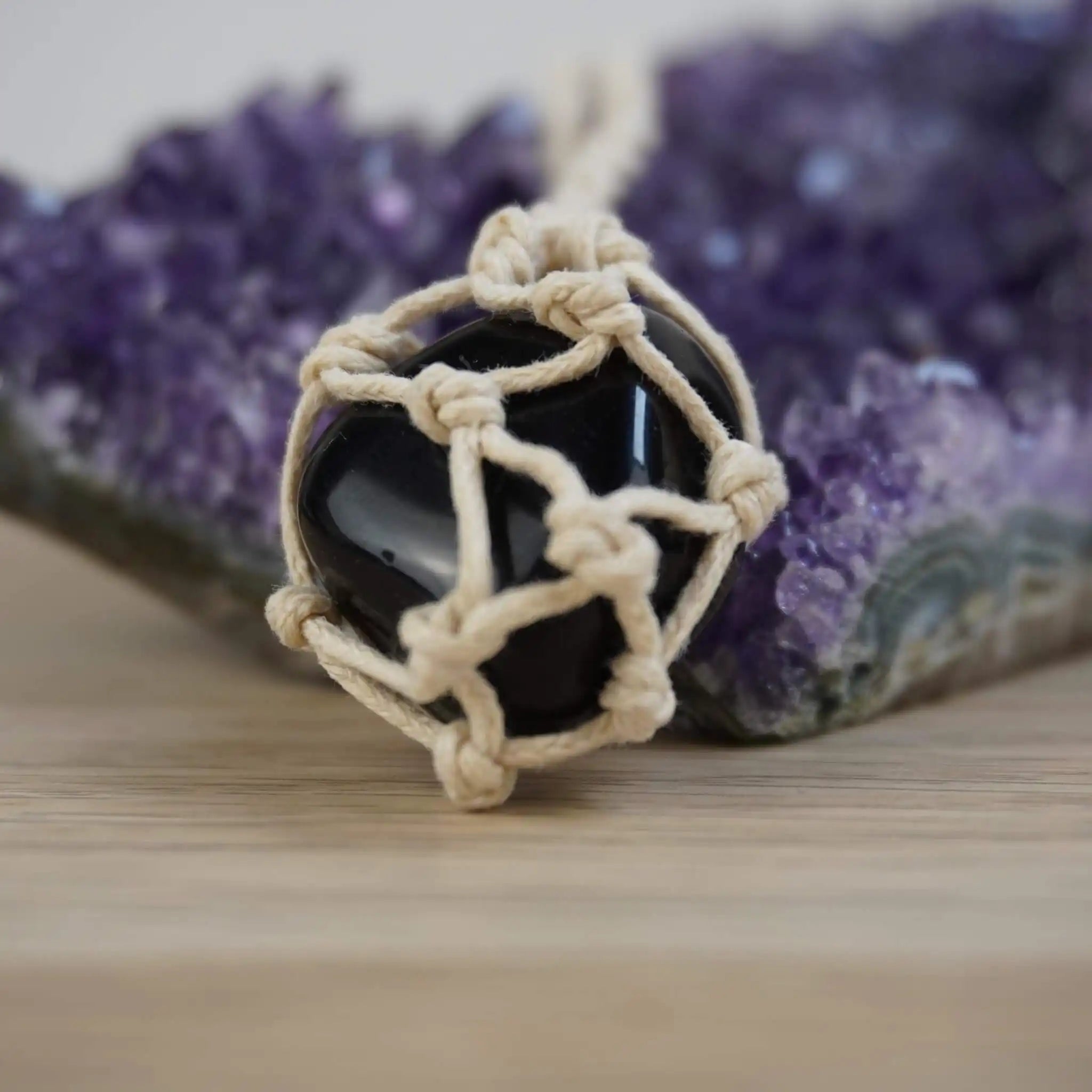 Makramee Stoffkette vor Amethyst dekoriert