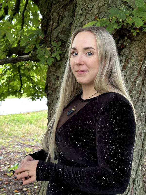 Mara steht vor einem Baum, natürliche Umgebung, Spellbell