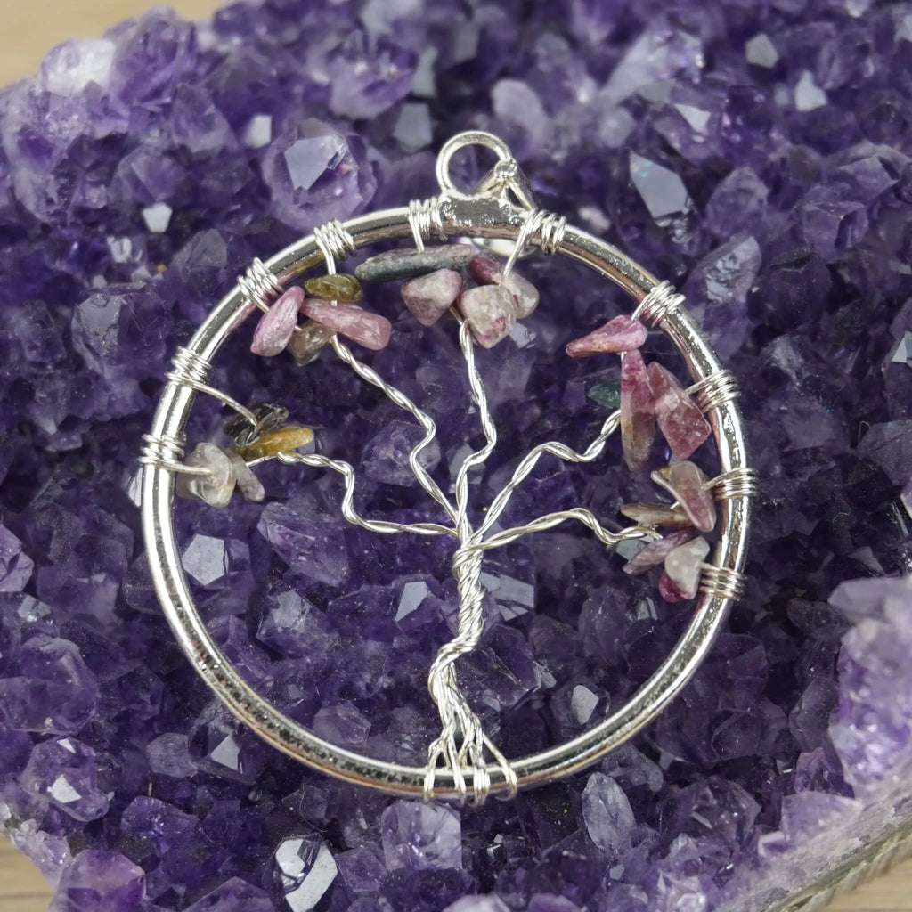 Lebensbaum Kettenanhänger mit mehrfarbigen Turmalin Splittern auf Amethyst Druse