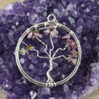 Lebensbaum Kettenanhänger mit mehrfarbigen Turmalin Splittern auf Amethyst Druse