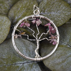 Lebensbaum Kettenanhänger mit mehrfarbigen Turmalin Splittern auf grünen Eukalyptusblättern