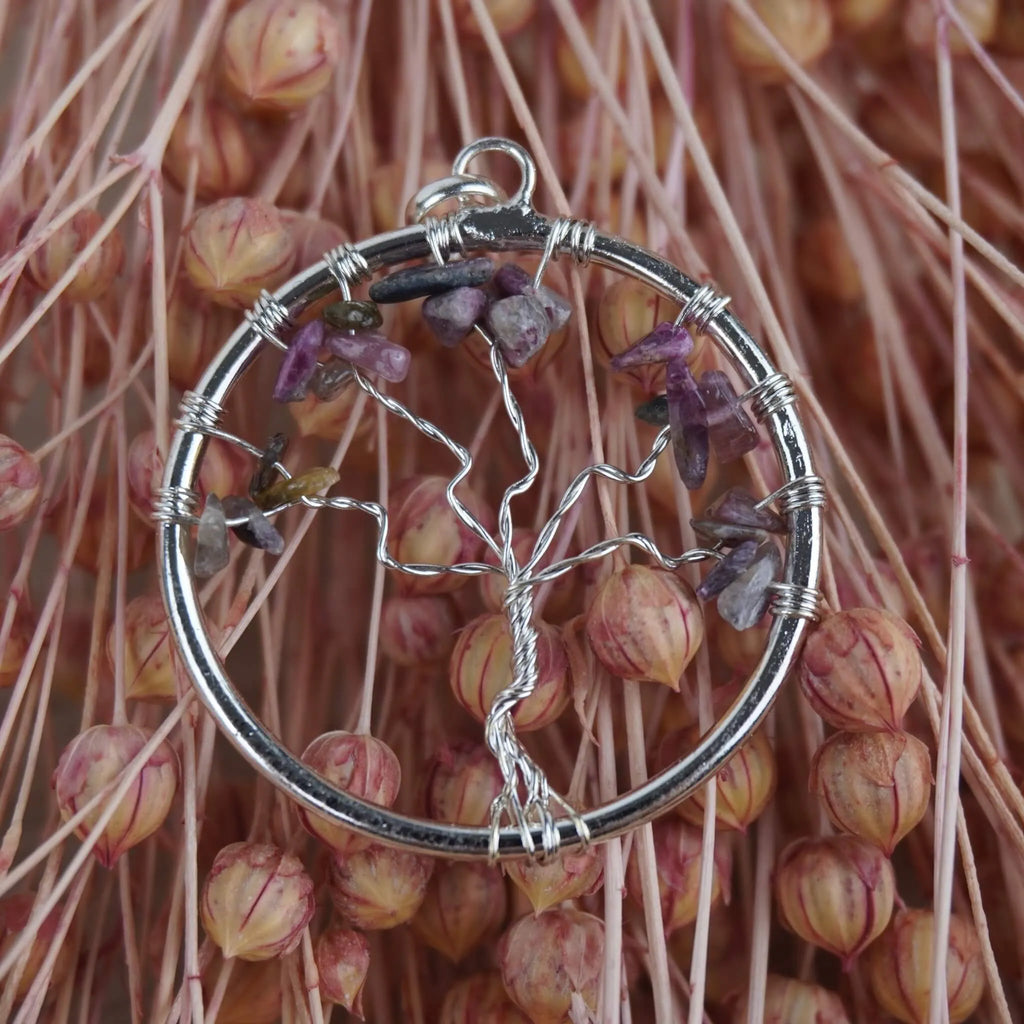 Runder Lebensbaum Kettenanhänger mit mehrfarbigem Turmalin vor rosa Trockenblumen