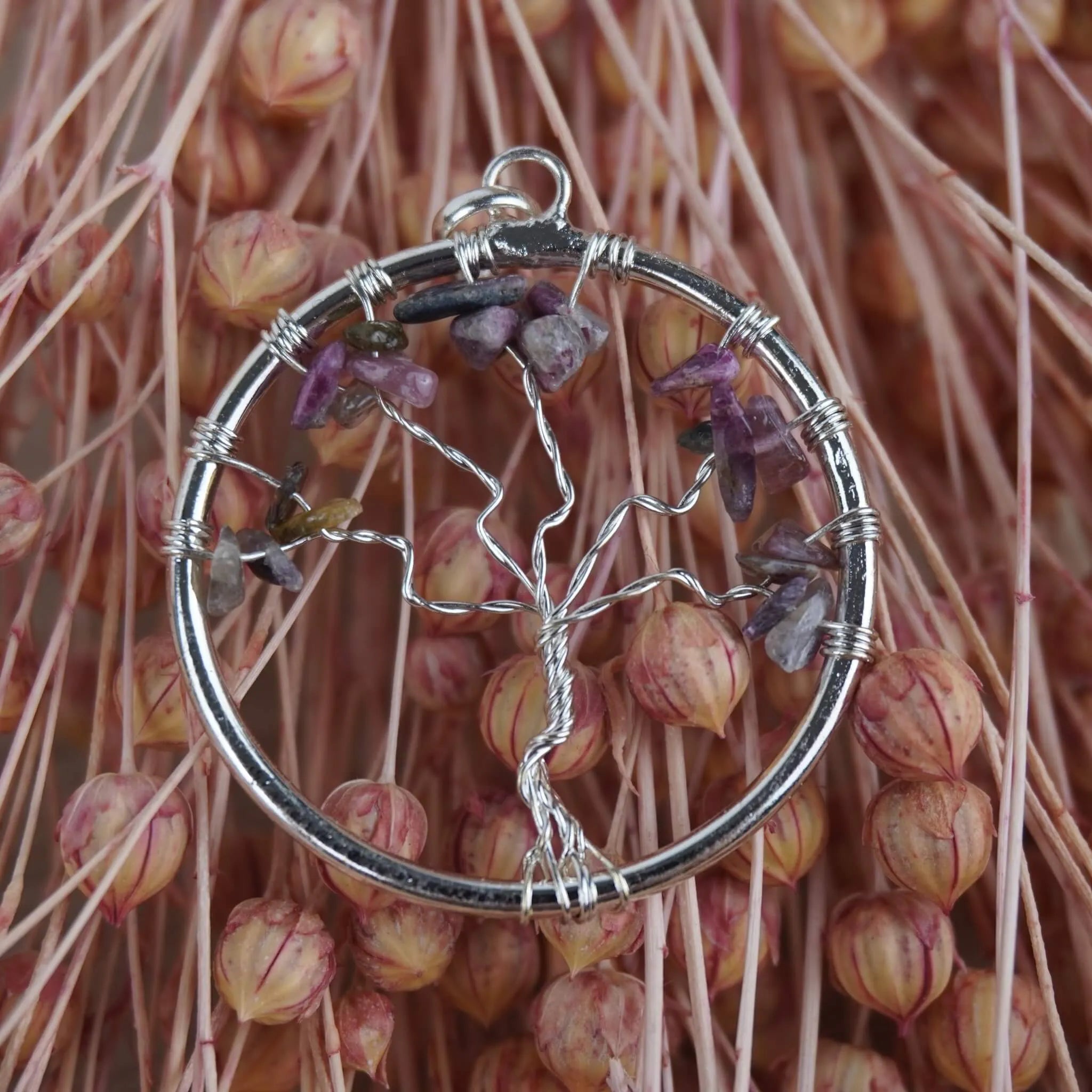 Runder Lebensbaum Kettenanhänger mit mehrfarbigem Turmalin vor rosa Trockenblumen