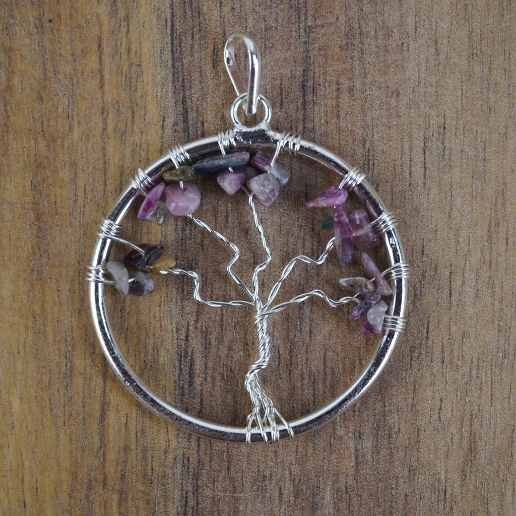 Runder Lebensbaum Kettenanhänger mit mehrfarbigem Turmalin auf Holzuntergrund