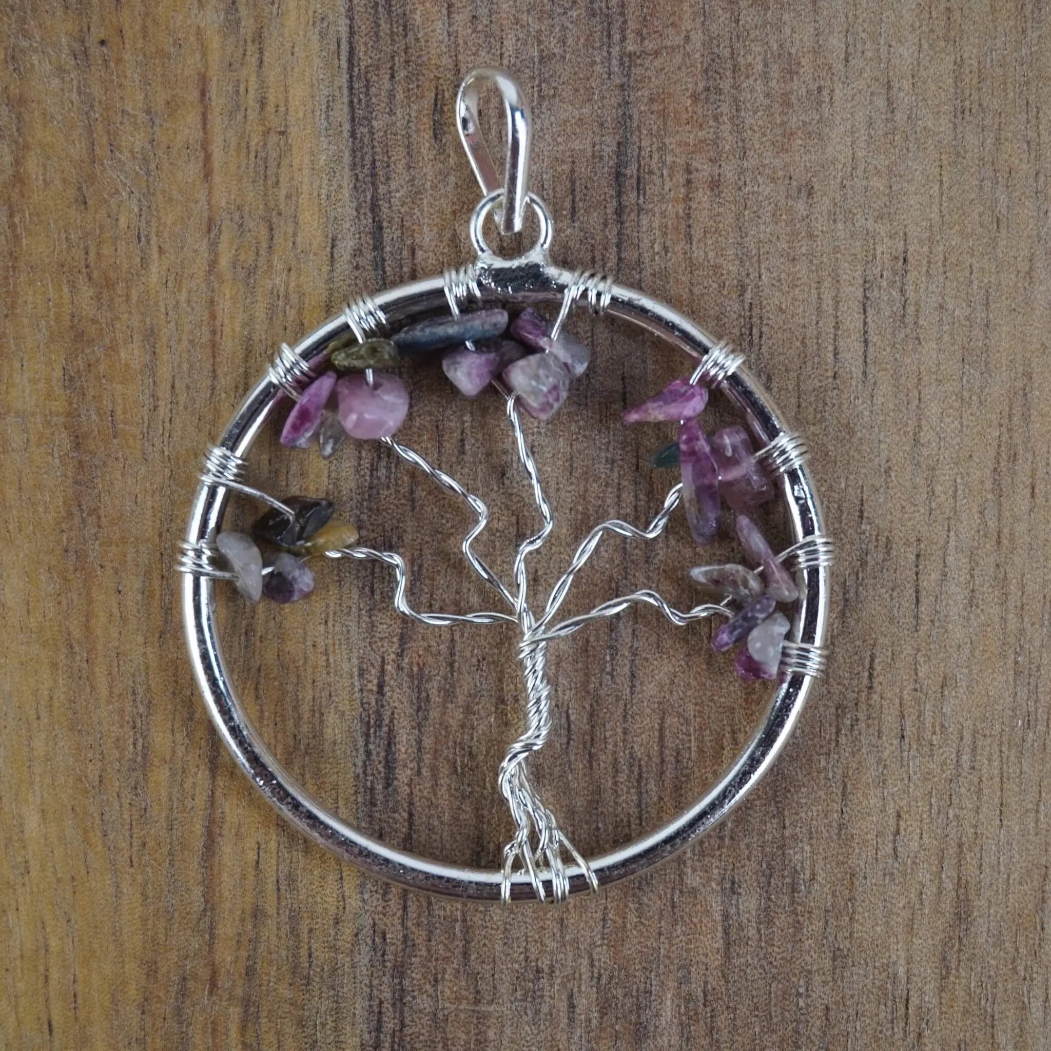 Runder Lebensbaum Kettenanhänger mit mehrfarbigem Turmalin auf Holzuntergrund