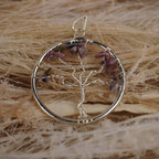 Runder Lebensbaum Kettenanhänger mit mehrfarbigen Turmalin Splittern auf hellen Naturfasern