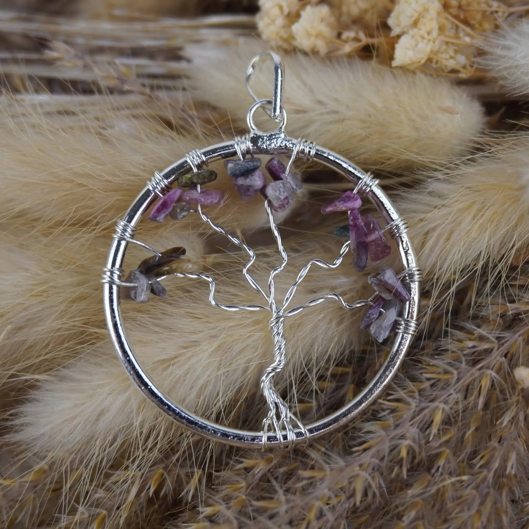 Lebensbaum Kettenanhänger mit mehrfarbigen Turmalin Splittern auf beigen Trockenpflanzen