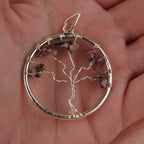 Lebensbaum Kettenanhänger mit mehrfarbigen Turmalin Splittern in einer Hand liegend