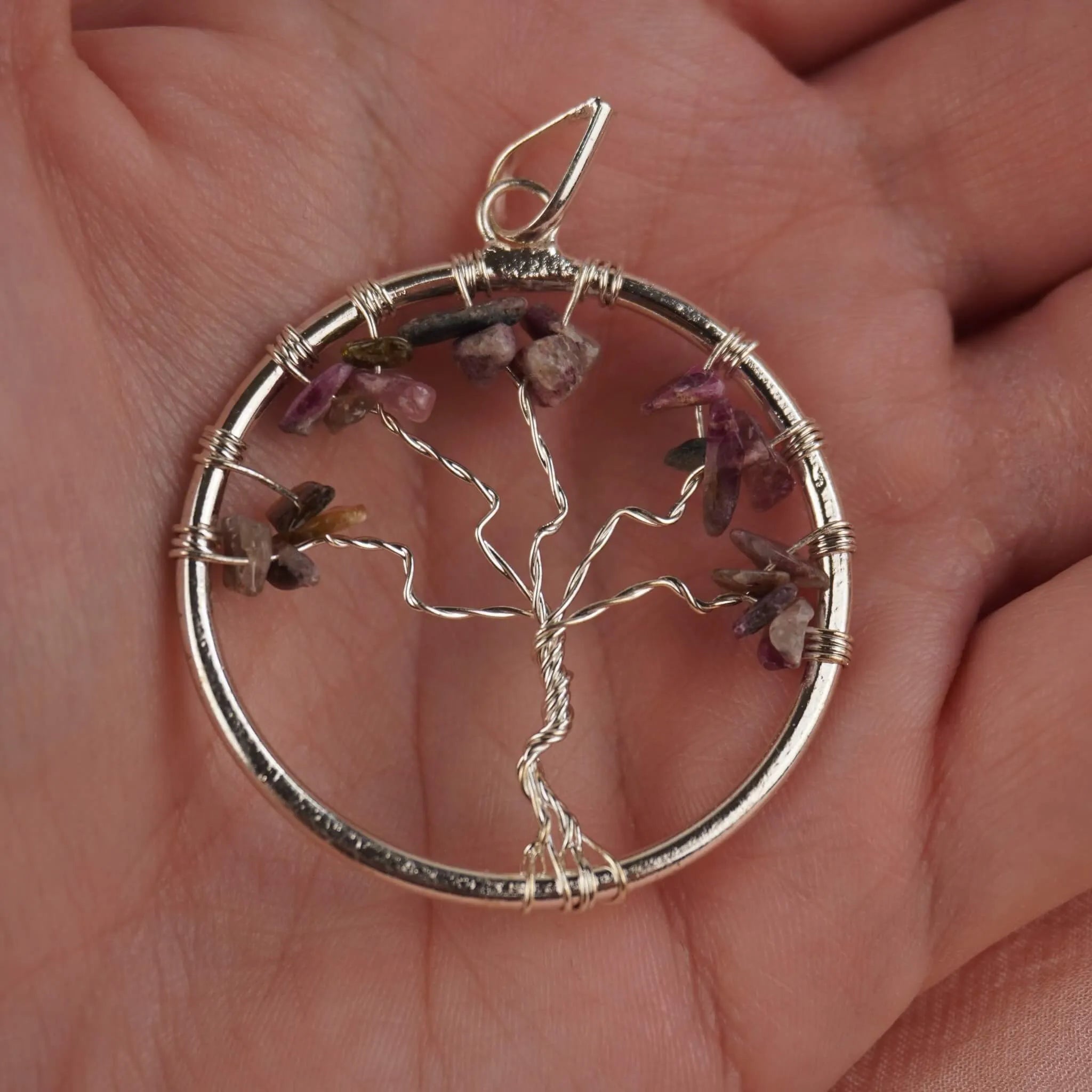 Lebensbaum Kettenanhänger mit mehrfarbigen Turmalin Splittern in einer Hand liegend