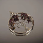 Lebensbaum Kettenanhänger mit mehrfarbigem Turmalin auf spiegelnder Oberfläche