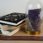 Satya Midnight Bloom Räucherstäbchen brennend im Halter neben Amethyst und spirituellem Tagebuch