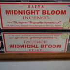 Packung Satya Midnight Bloom Räucherstäbchen mit Spiegelung im Hintergrund