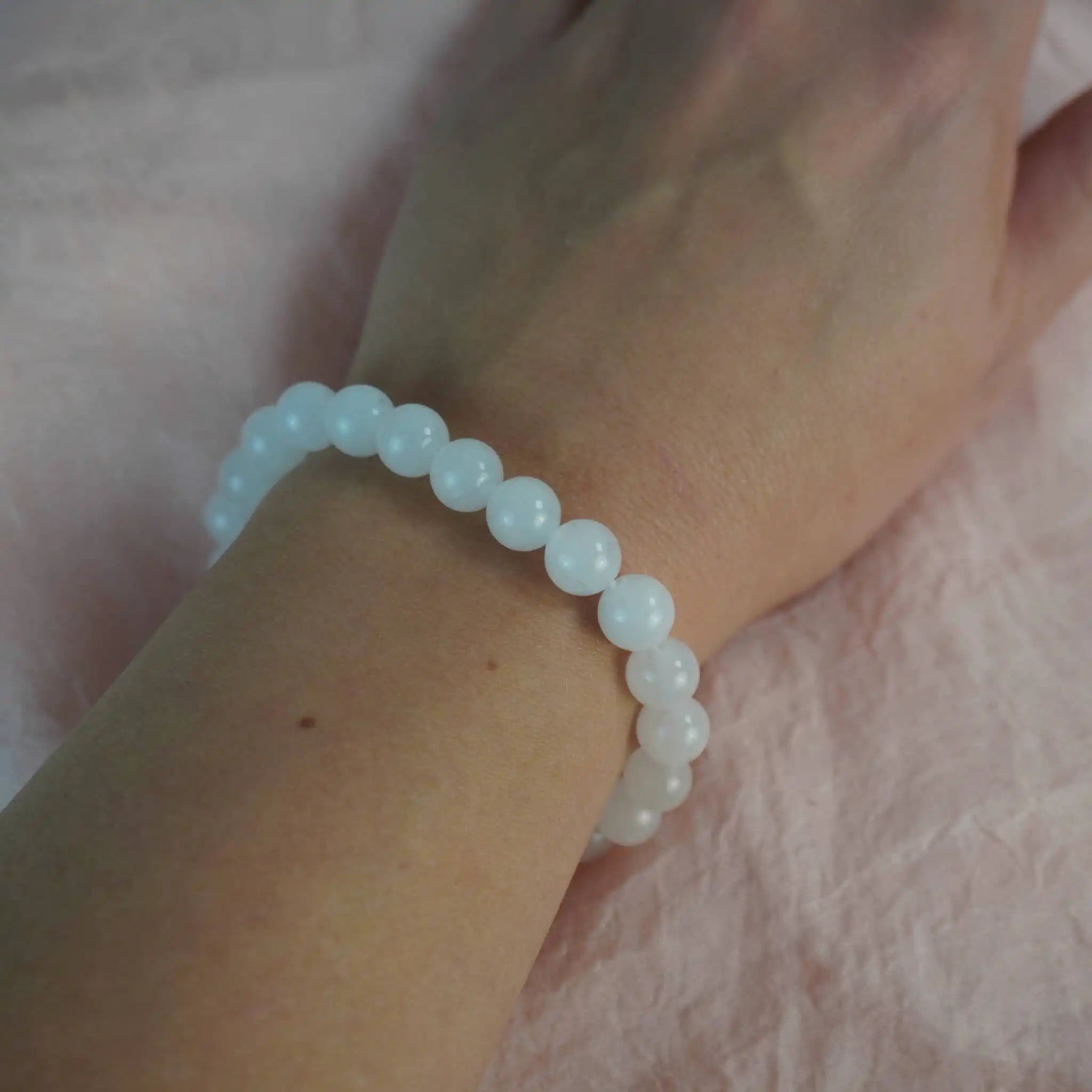 Mondstein Kugelarmband am Handgelenk getragen