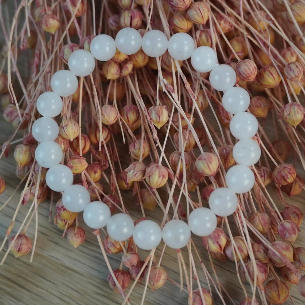 Mondstein Kugelarmband auf dekorativen Trockenblumen