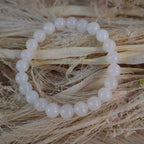 Mondstein Kugelarmband auf hellen Naturgräsern