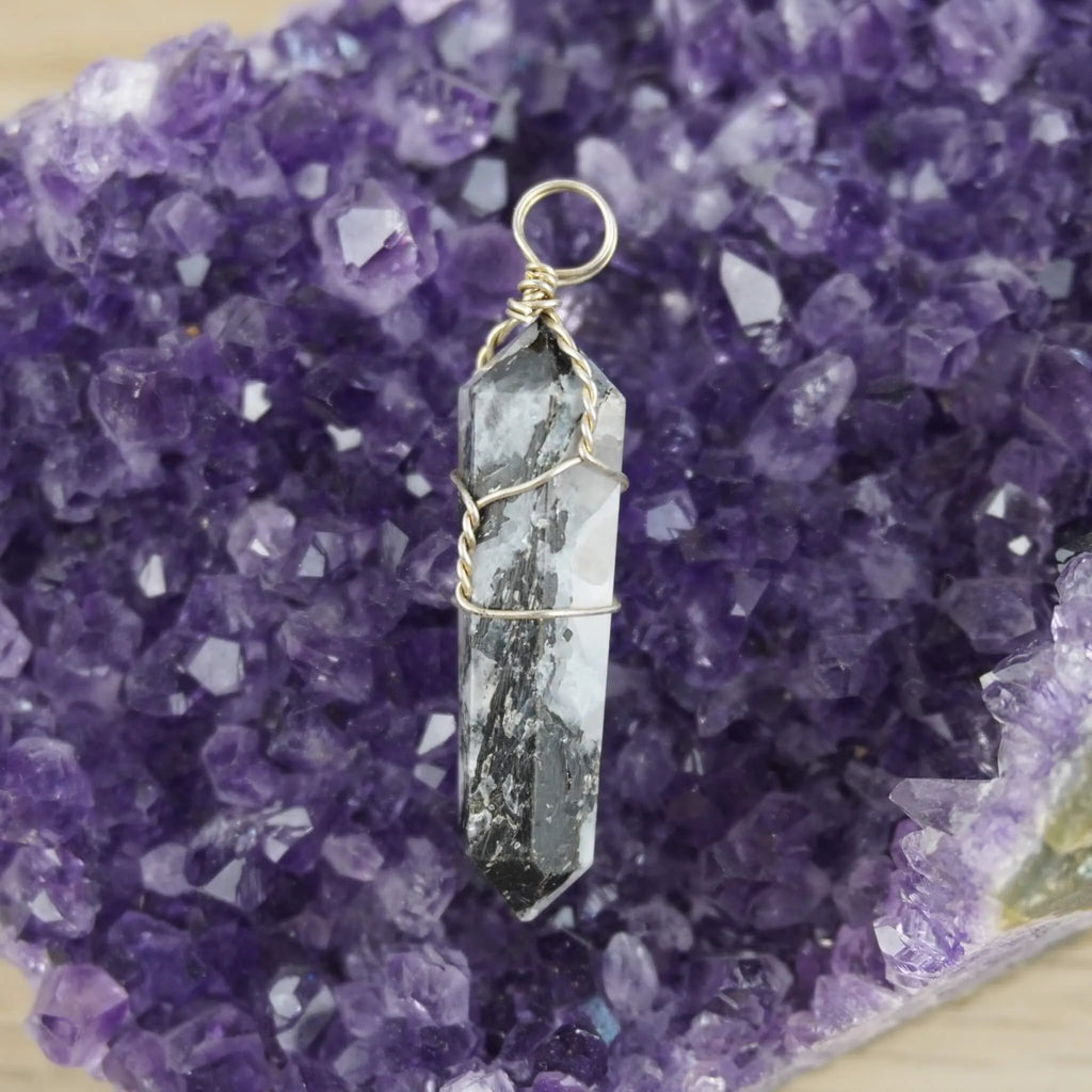 Mondstein Spitze Kettenanhänger präsentiert auf violetter Amethyst-Druse