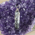 Mondstein Spitze Kettenanhänger präsentiert auf violetter Amethyst-Druse